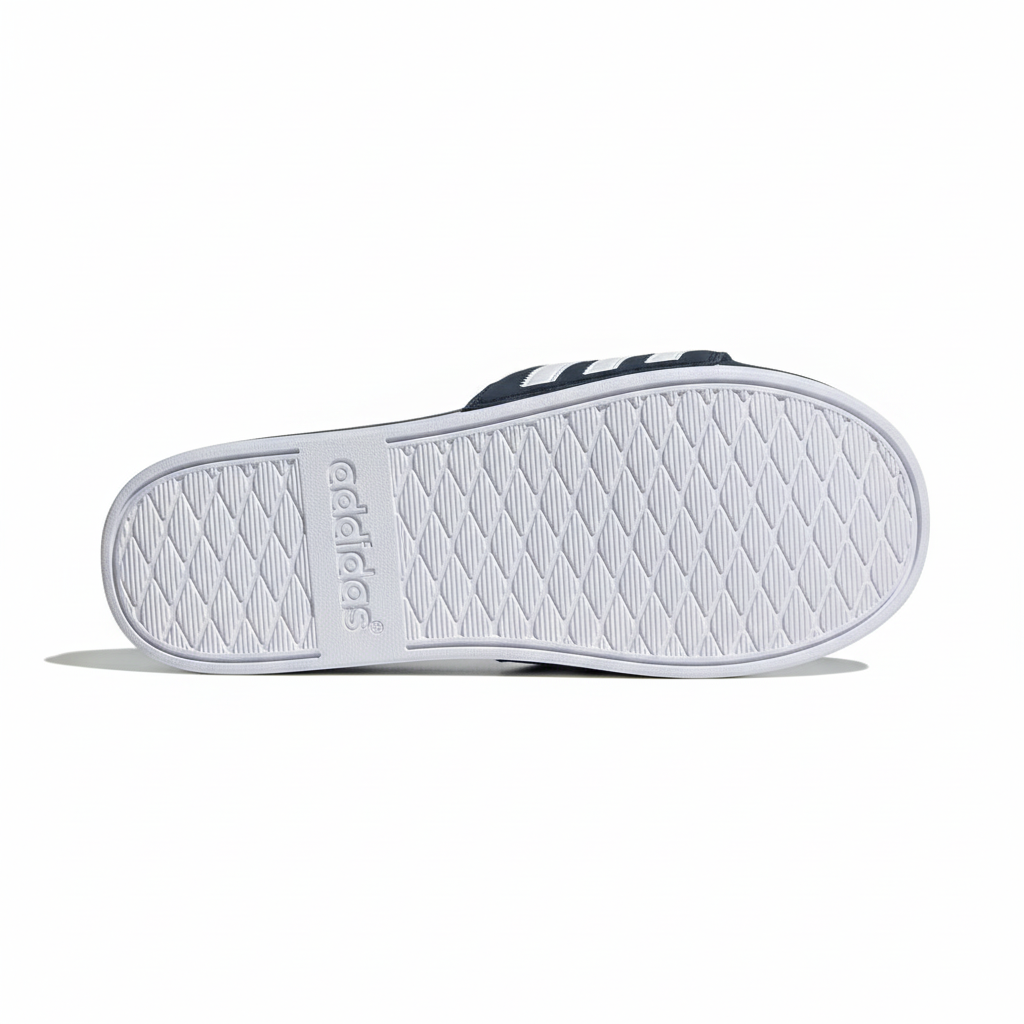 Adidas Superstar suela blanca horizontal patrón dos zonas talón rombos grandes espaciados punta rombos pequeños densos cuadrícula diagonal 45 grados adidas relieve talón borde contorno perimetral correa azul marino 3 rayas blancas superior formato cuadrado fondo blanco puro