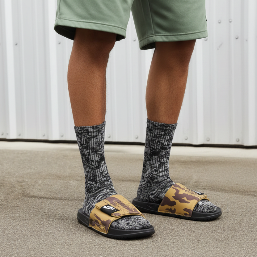 Modelo con sandalias amarillas camuflaje