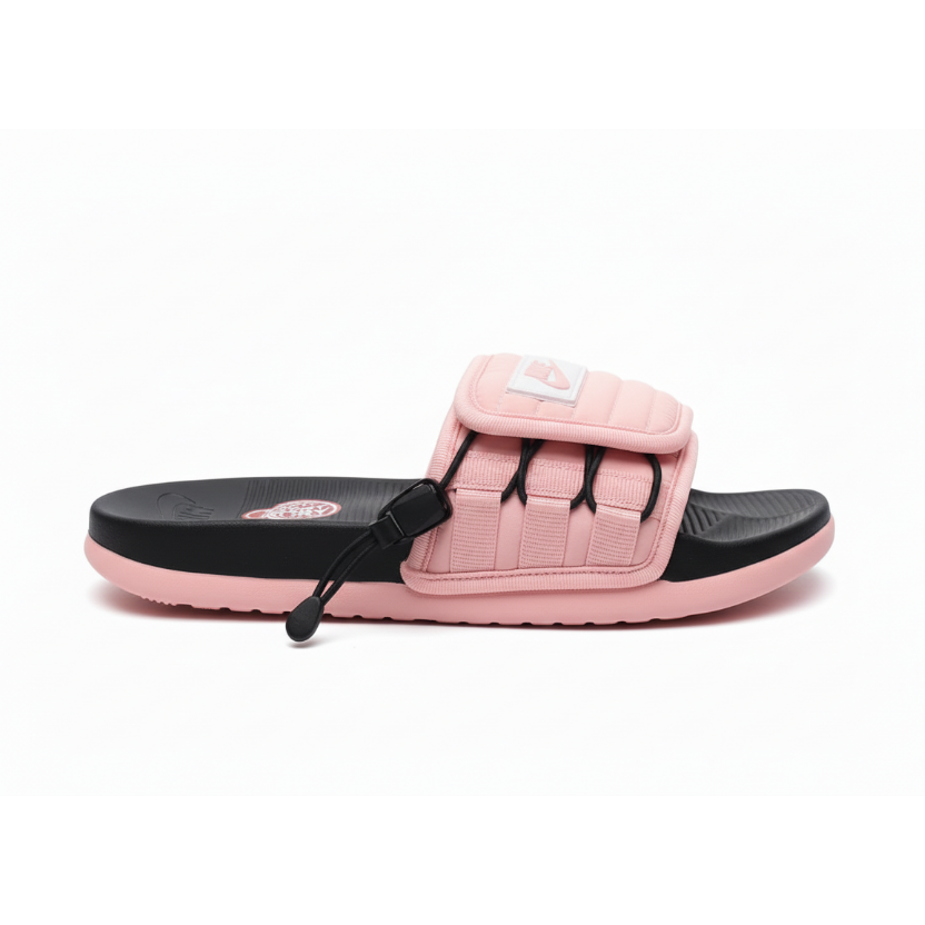 Nike Asuna 2 Foldover rosa salmón negro vista lateral estricta correa superior puffer quilted 6-7 canales horizontales parche blanco swoosh Nike rosa centro-izquierda solapa plegable inferior 4-5 bandas rosas verticales cordón negro cage ladder pull-tab negro teardrop izquierda colgando footbed negro textura horizontal SOFT TRY rojo blanco NIKE talón midsole rosa outsole rosa grip fondo blanco puro
