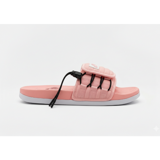 Nike slide rosa salmón vista lateral estricta perfecta fondo blanco gris claro correa puffer quilted 4 bandas rosas verticales cordones negros dobles loops clip negro rectangular superior-centro dos cordones largos colgando prominentemente parche blanco Nike swoosh rosa superior-izquierda footbed rosa SOFT TRY NIKE relieve derecho suela blanca gris gruesa prominente