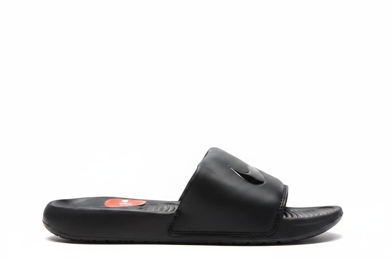 Nike Victori One todo negro vista lateral swoosh negro brillante glossy sobre correa negra matte footbed negro emblema SOFT TRY rojo midsole negra outsole negra fondo blanco puro