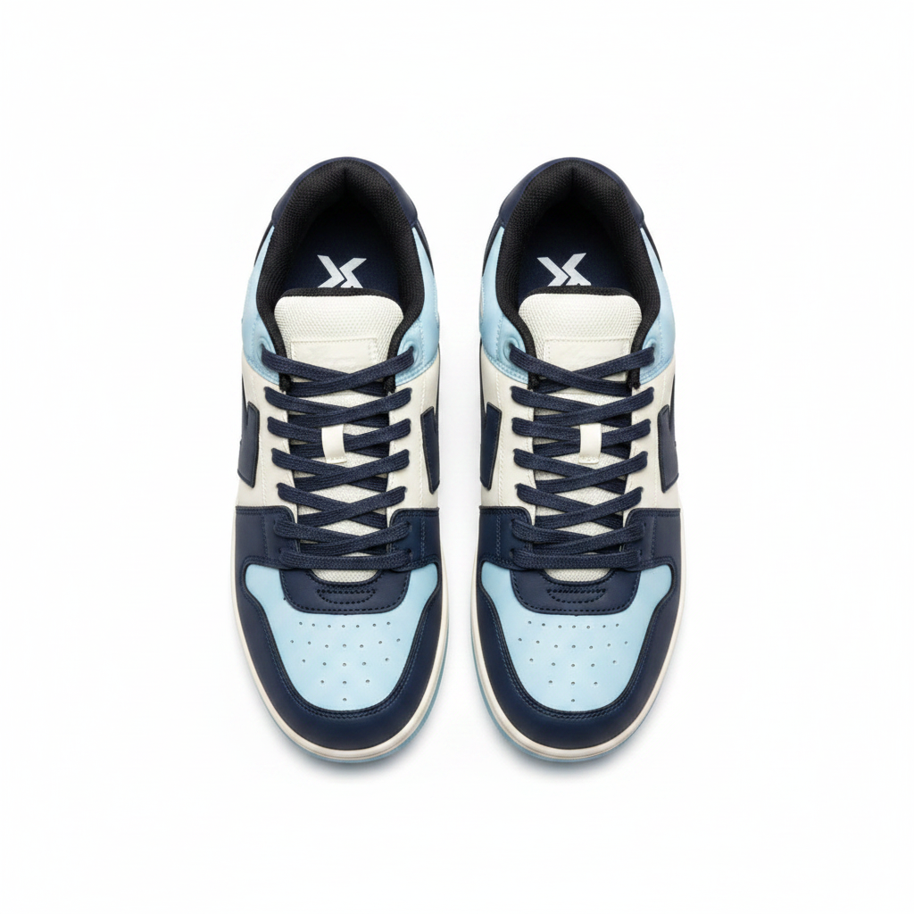 Par zapatillas Off-White azul claro navy blanco vista aérea top-down toe box azul perforado cordones navy cruzados lengüeta clara collar navy interior negro talón navy fondo blanco puro cuadrado