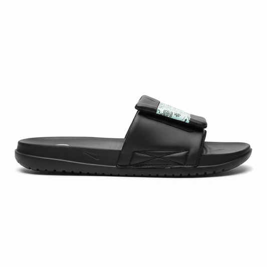 Sandalia negra vista lateral suela limpia