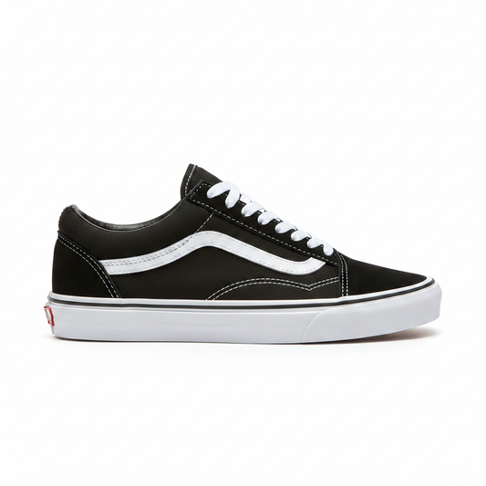 Vans Old Skool negro blanco vista lateral cuadrado lengüeta negra limpia sin etiqueta gris upper negro franja jazz blanca diagonal cordones blancos parche rojo talón midsole blanca fondo blanco puro
